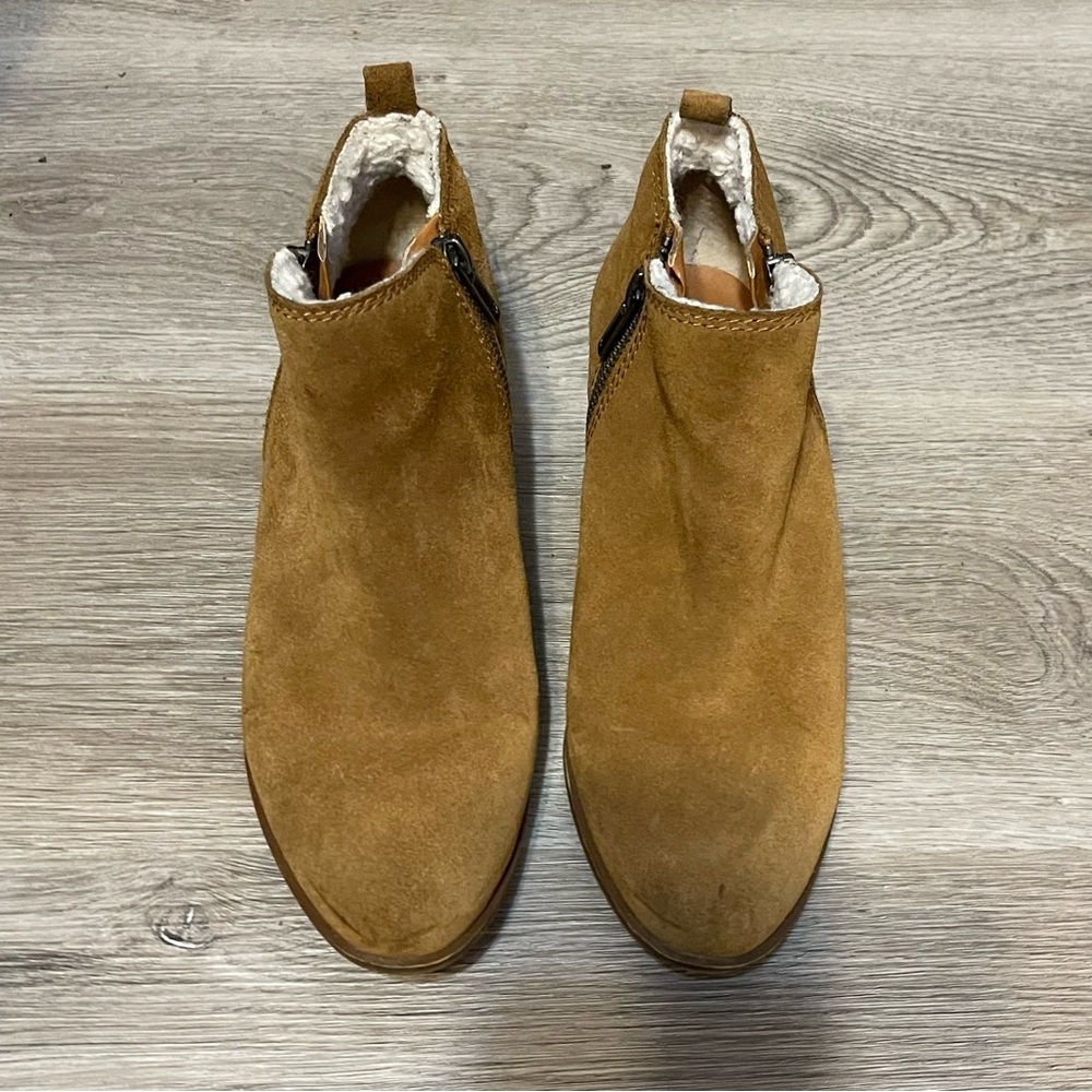 Lucky tan suede sherpa lined ankle boots size 7